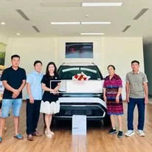 Kia Yên Bái - Khách hàng nhận xe sau khi hoàn tất thủ tục.