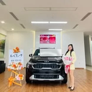 Kia Yên Bái - Hỗ trợ khách kiểm tra xe trước khi nhận.
